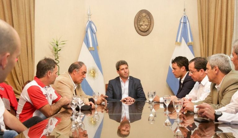 Las autoridades del Top Race reunidas con Uñac y Chica.