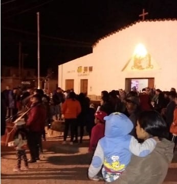 Los vecinos del barrio Alto Independencia de Humahuaca, se congregan para asistir al ritual de la "Noche de san Juan", en honor al patrono del sector. La celebración se realiza desde hace más de medio siglo.