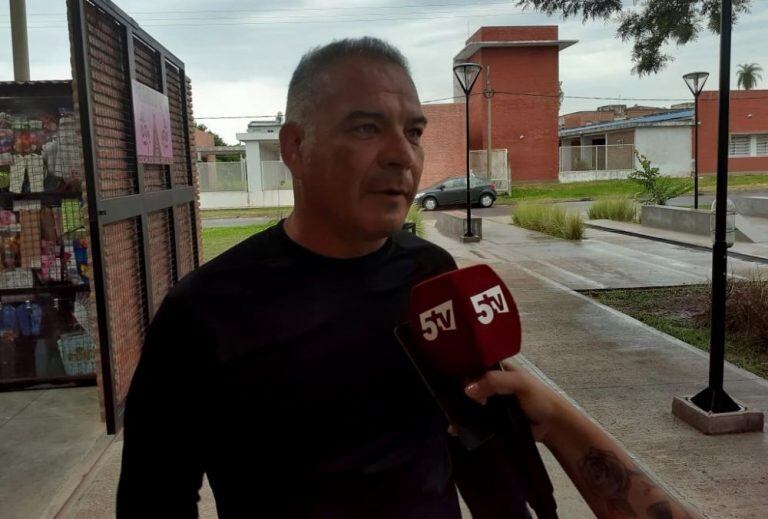 Eduardo armó un comedor y bebedero para perros de la calle.