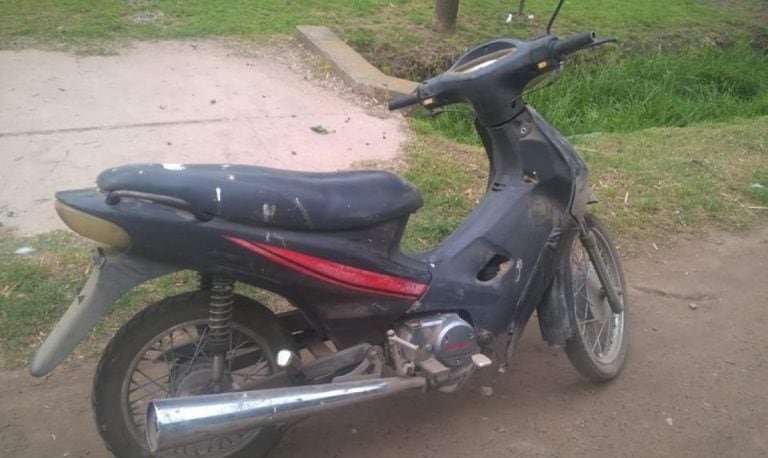 La motocicleta Keller de 110 cc. no tenía patente y fue hallada en Esteban de Luca y Buenos Aires. (Funes Hoy)