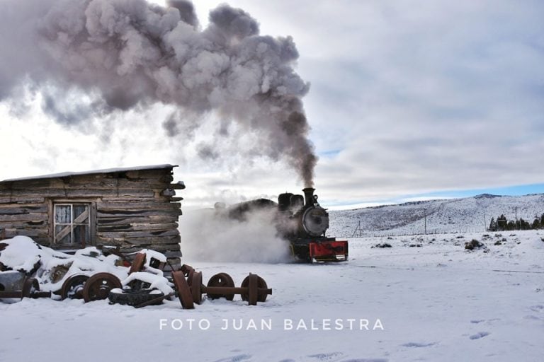 La Trochita en invierno y a toda marcha.