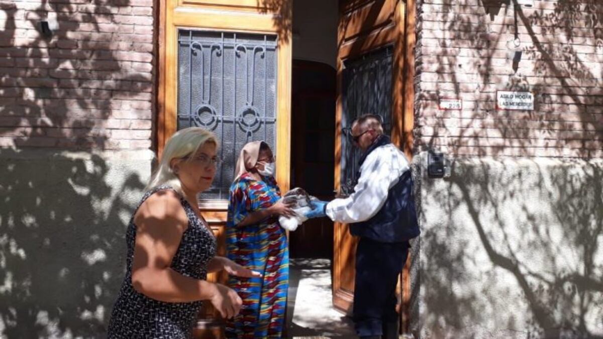 Policías solidarios ayudaron al asilo Las Mercedes