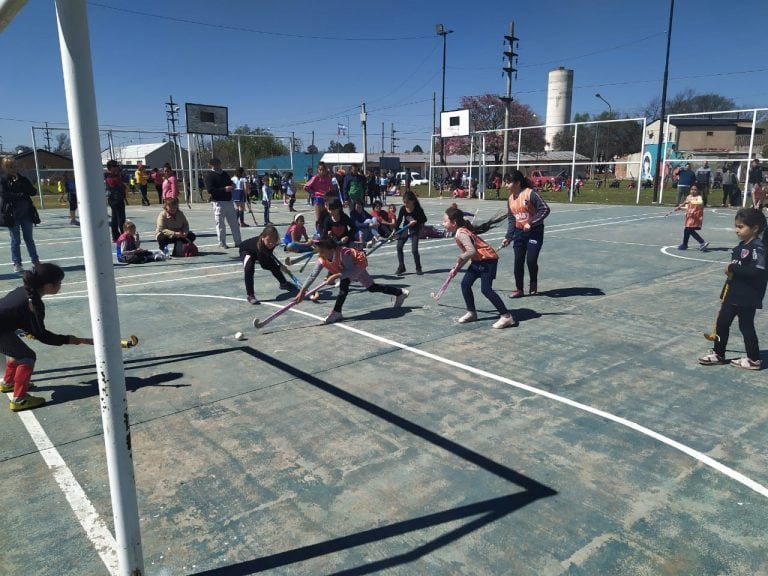 Este sábado se jugó al hockey en el 17 de octubre. (Prensa Municipalidad de Rafaela)