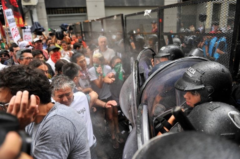 Incidentes frente a la Legislatura porteña en la protesta contra la Universidad docente.