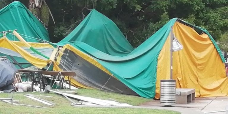 Las carpas a la vera del río sufrieron daños por los fuertes vientos del sábado.