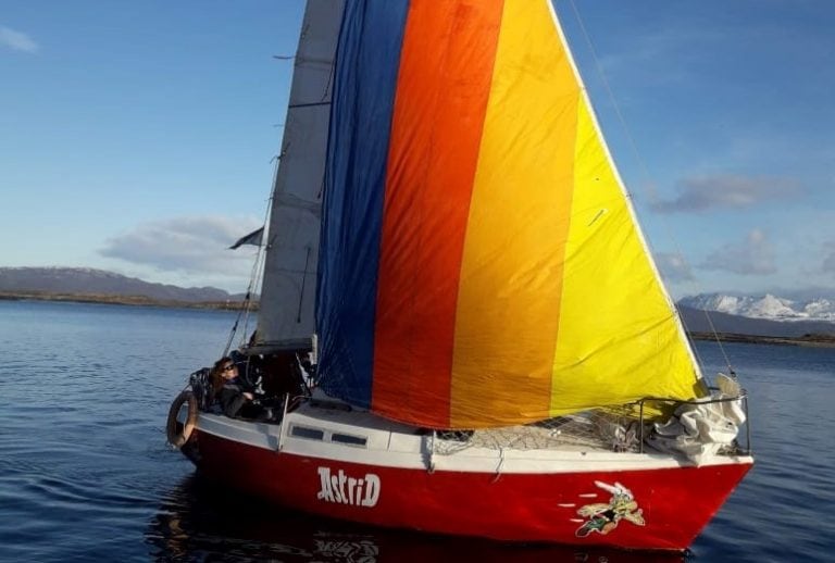 Velero "Astrid" poniendo color a la regata