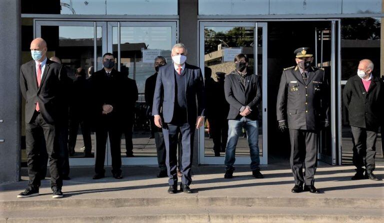 El comisario general Guillermo Corro (d) juró y fue posesionado como jefe de la Policía de Jujuy, en acto presidido por el gobernador Morales, acompañado por el ministro de Seguridad Ekel Meyer (izq.) y demás funcionarios de esa cartera.