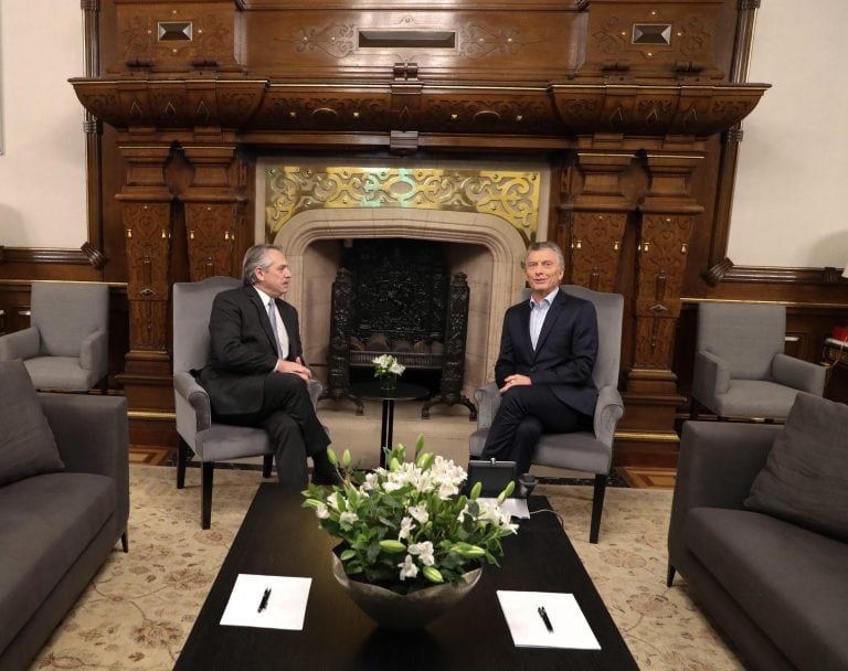 Fotografía cedida este lunes por la Presidencia de Argentina que muestra al mandatario electo, Alberto Fernández, mientras habla con el actual presidente, Mauricio Macri. en la Casa Rosada. Crédito: EFE/Presidencia de Argentina.