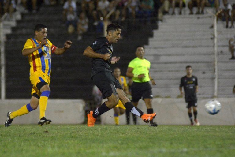 Liniers goleó a Colegiales