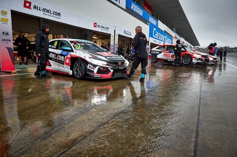 Un autódromo de Suzuka pasado por agua, en el marco del inicio de la clasificación.