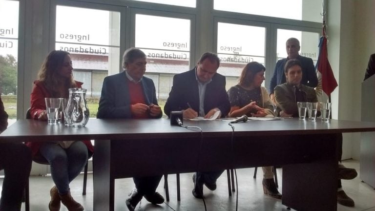 Firma de convenio.