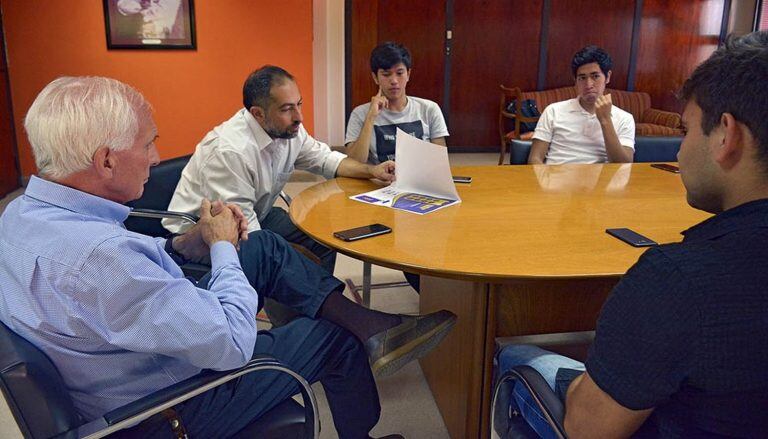 Los creadores de Jobi junto al ministro Marcelo López Arias y el secretario de Relaciones Institucionales, Martín Ávila (Web).