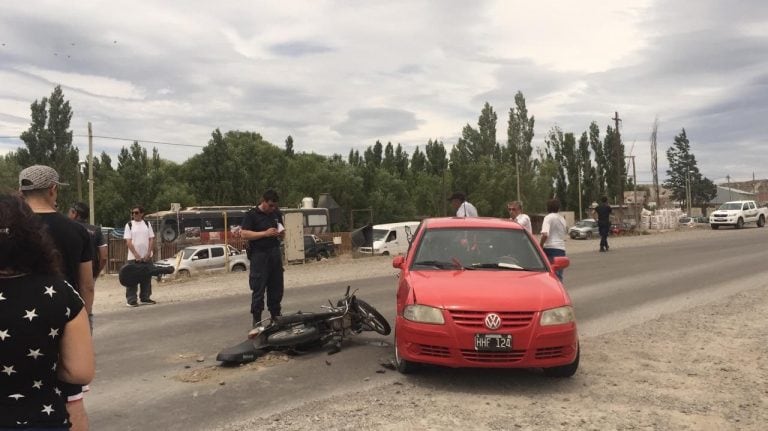 El auto intentó doblar en plena ruta