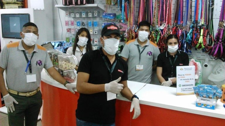 El personal de una tienda de mascotas del centro jujeño, perfectamente protegido.