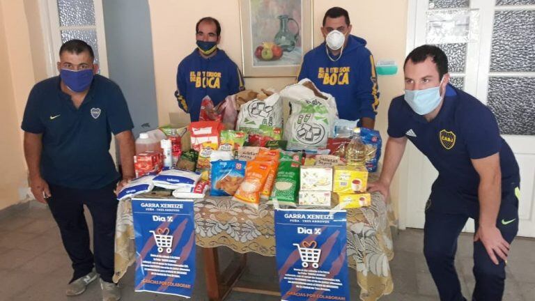 Peña "Garra xeneize" entrega mercadería al Hogar de Ancianos