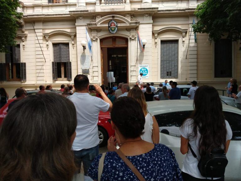 Comerciantes frente al municipio de Gualeguaychú
Crédito: Máxima