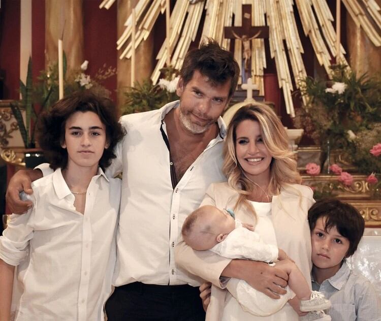 Florencia Peña y sus tres hijos, junto a Ramiro Ponce de León (Foto: Infobae).