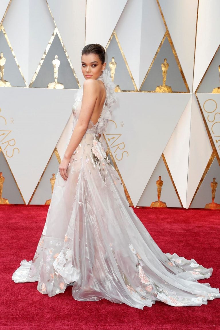 AJB001. Hollywood (United States), 26/02/2017.- Hailee Steinfeld arrives for the 89th annual Academy Awards ceremony at the Dolby Theatre in Hollywood, California, USA, 26 February 2017. The Oscars are presented for outstanding individual or collective ef