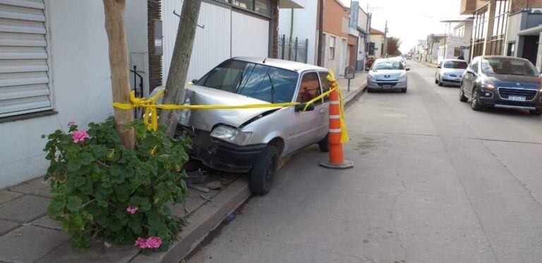 Auto incrustado contra una torre de TELECOM. Gentileza: Red Panorama.