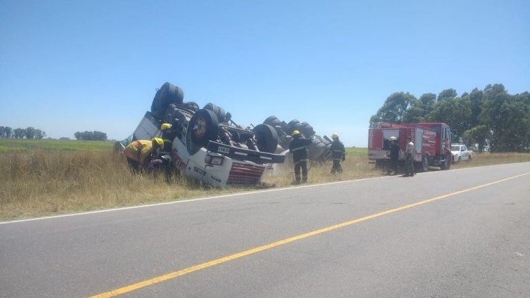 Un camionero bahiense terminó volcando tras perder el control del vehículo