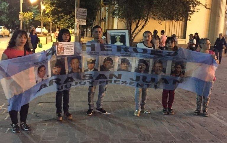 Los nueve jujeños que pertenecían a la dotación del ARA San Juan, en la Bandera que sostienen sus familiares.