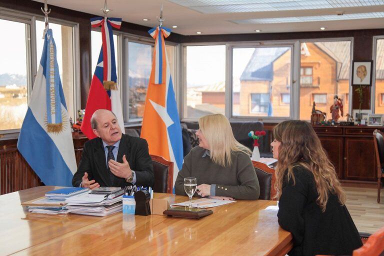 Rosana Bertone recibió al Cónsul de Chile, Luis Felipe Artal