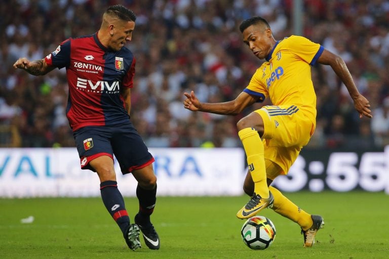 Genoa's Argentinian forward Ricardo Centurion (L) fights for the ball with Juventus' Brazilian defender Alex Sandro during the Italian Serie A football match Genoa v Juventus at The Luigi Ferraris Stadium in Genoa on August 26, 2017. / AFP PHOTO / Marco BERTORELLO italia Ricardo Centurion Alex Sandro campeonato torneo liga italiano italiana futbol futbolistas partido juventus Genoa CFC