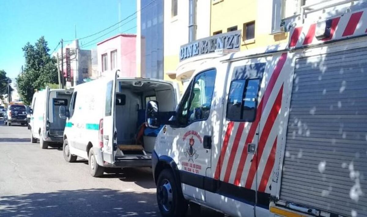 Se desplomó el escenario del Teatro Renzi en La Banda y hay varios heridos