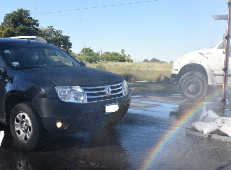 Limpieza de vehículos en el ingreso a Rafaela