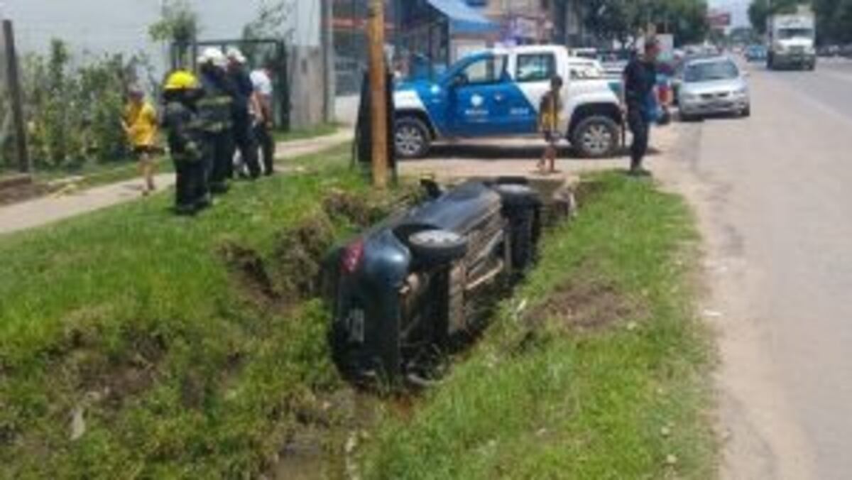 Perdió el control de su auto y cayó en una zanja