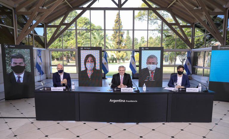 El presidente Alberto Fernández, junto a Horacio Rodríguez Larreta, jefe de Gobierno de la Ciudad Autónoma de Buenos Aires; y Axel Kicilof, gobernador de la provincia de Buenos Aires, durante el anuncio de la extensión de la cuarentena obligatoria. (Presidencia)