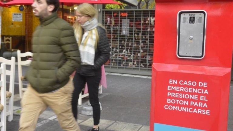 La torre ubicada en Peatonal Sarmiento y 9 de Julio ya está funcionando.