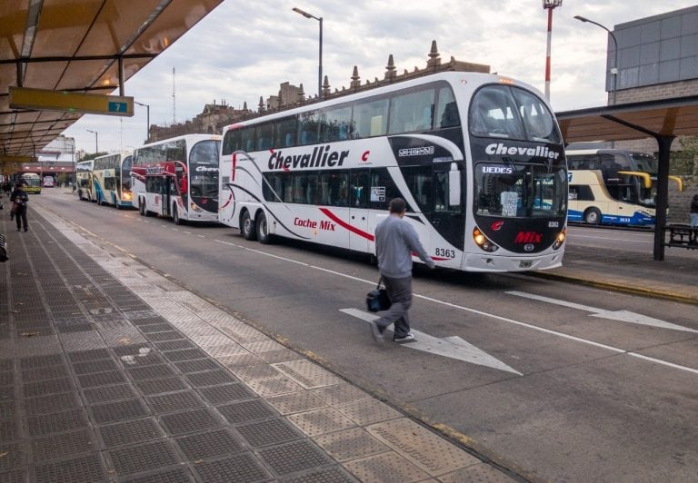 Trenes: refuerzan con micros los servicios de las líneas Roca, Sarmiento y San Martín. (Clarín)