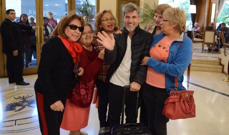 Prada fue recibido por un grupo de fans en el hotel.