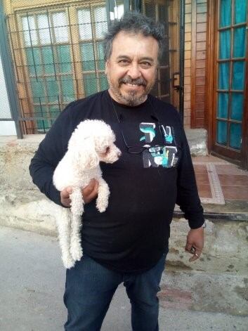 Julio y su mascota Frida. Foto El Patagónico