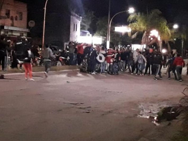 La Justicia ordenó "observar" un festejo de hinchas frente a la sede de Chaco For Ever