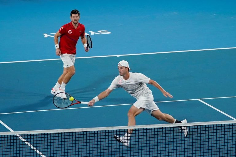 Los austríacos Oliver Marach y Jürgen Melzer, en acción frente a los argentinos Máximo González y Andrés Molteni durante un partido de dobles por la ATP Cup 2020. Foto: EFE/EPA/MARK EVANS