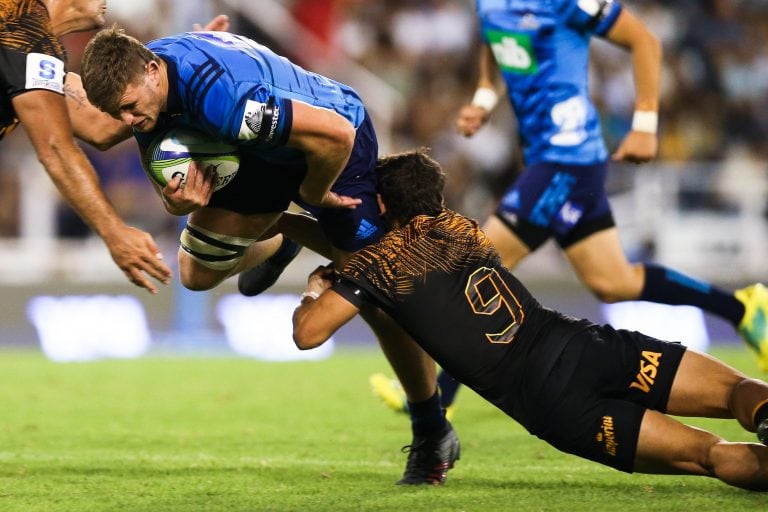 El jugador de Jaguares, Tomas Cubelli, disputa la bola con Dalton Papaii, de Blues, durante un partido de Super Rugby (EFE/ Juan Ignacio Roncoroni)