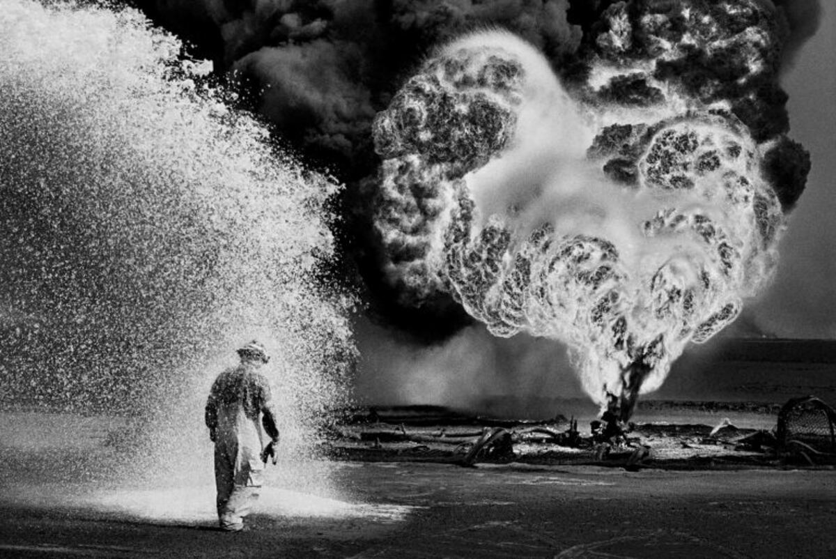 La Guerra del Golfo, 30 años después, en la mirada del gran fotógrafo Sebastião Salgado