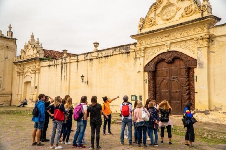 Imagen ilustrativa de guía de turismo