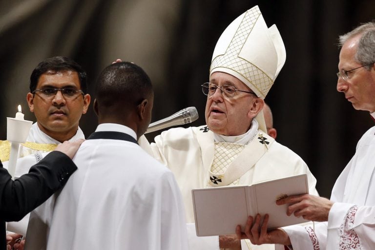 La Vigilia Pascual en el Vaticano. (Foto: EFE)