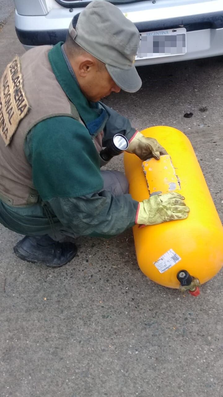 Gendarmería Nacional abriendo el tanque de GNC. (Gendarmería Nacional)