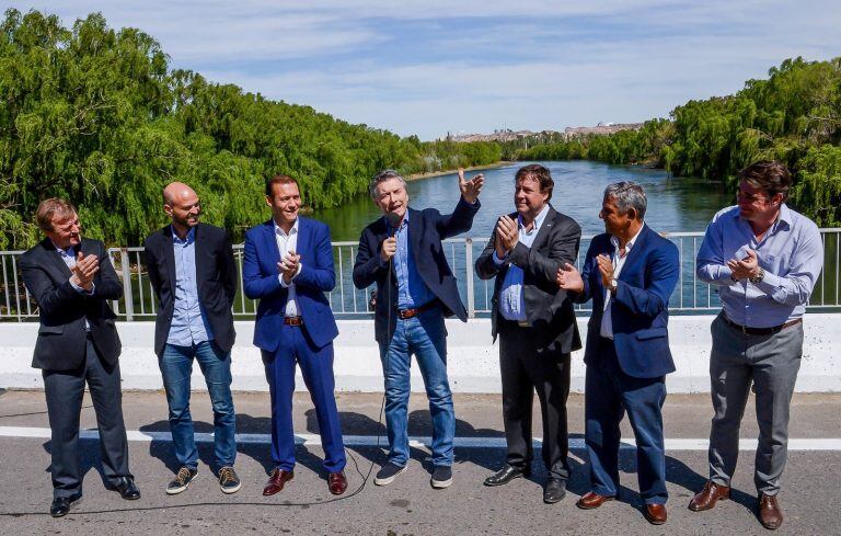 Acto de inauguración del presidente, Mauricio Macri, en el Tercer Puente Neuquén-Cipolletti, junto a los gobernadores de Neuquén, Omar Gutiérrez (a la izquierda) y de Río Negro, Alberto Weretilneck (a la derecha). En la foto también se ve al ministro de Transporte, Guillermo Dietrich (a la izquierda), y el encontes ministro de Energía, Javier Iguacel (a la derecha) (Crédito: Presidencia de la Nación).