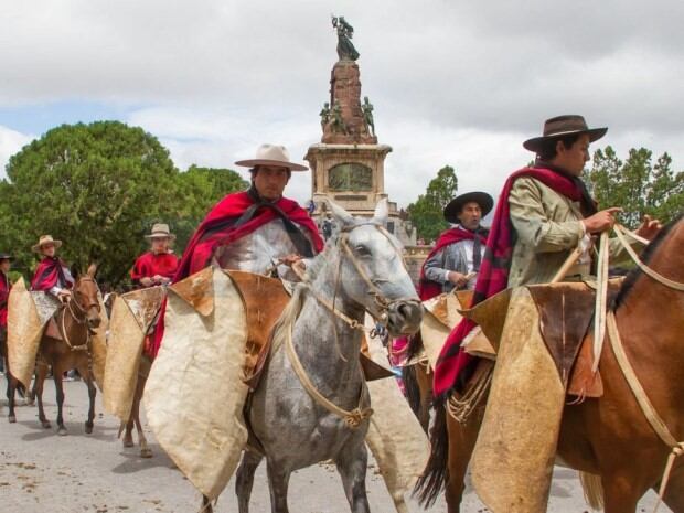 Desfile de las agrupaciones gauchas en el monumento 20 de Febrero. (Web)