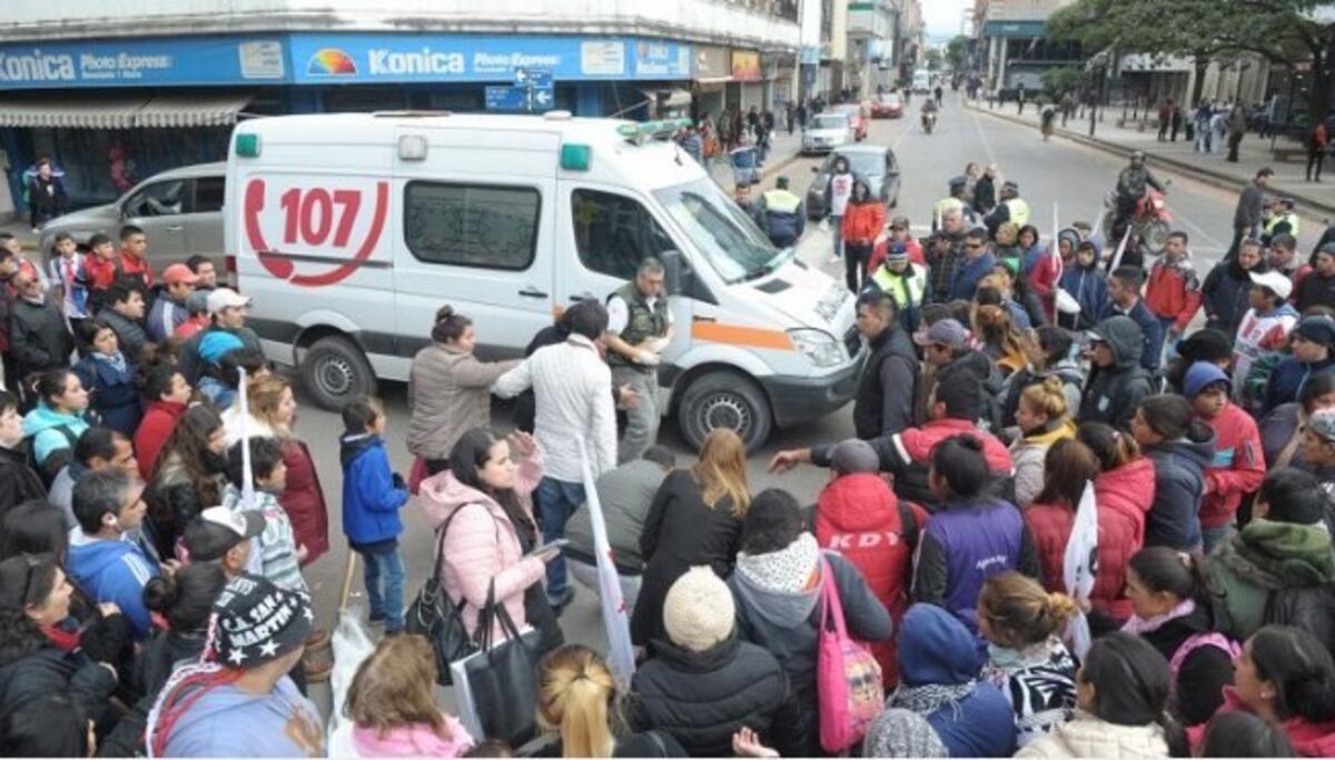 Un taxista atropelló a una mujer que manifestaba frente a la Casa de Gobierno