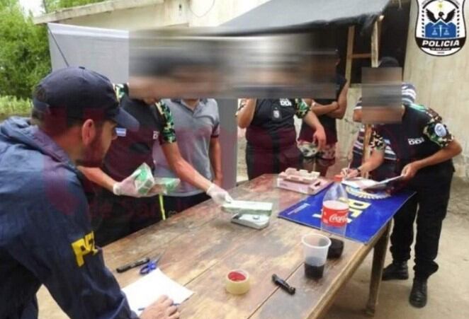 Personal de la Policía Federal pesando los 193 kilos de marihuana secuestrados.