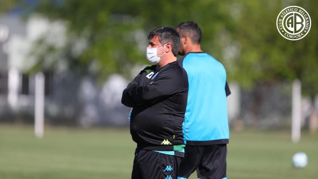 Observador. Ricardo Caruso Lombardi, el técnico de Belgrano en plena cuarentena (Prensa Belgrano).