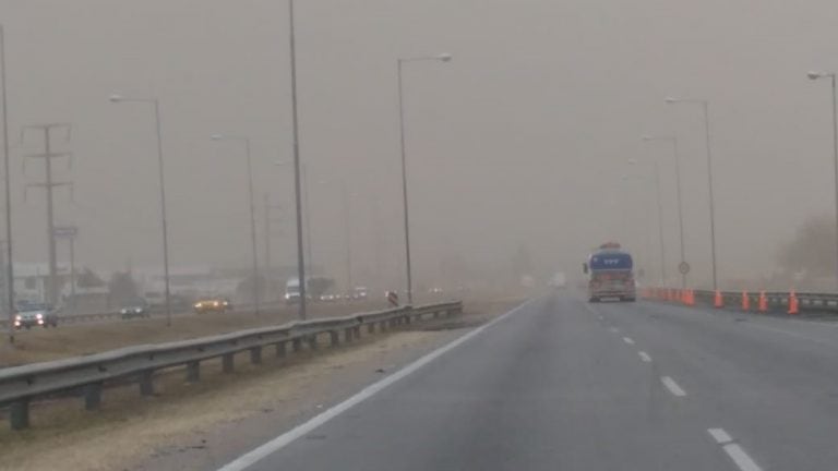 El viento y la tierra dijeron presente en Córdoba y se generaron complicaciones y choques en las rutas.