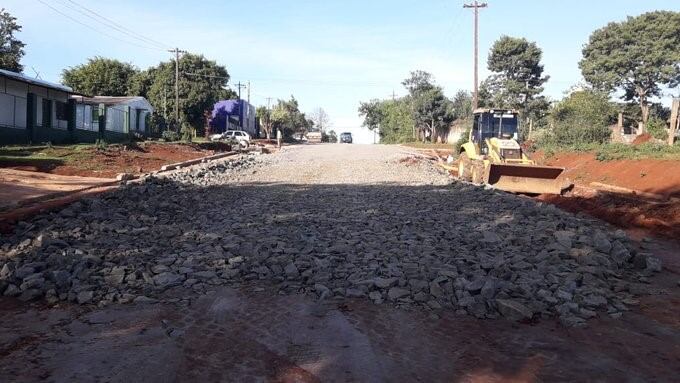 Trabajo de entoscado en la Avenida Martín Fierro de Posadas, conectando al caso urbano con barrios de la zona oeste.