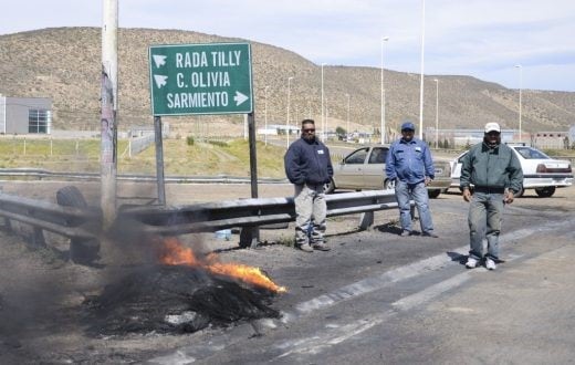 En los cruces comienzan a apostarse trabajadores de camioneros, UOCRA y petroleros.